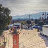 Marché, Place des Oliviers, Tresserre avec vue sur les Albères