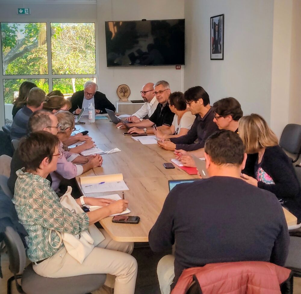 Le maire, les adjoints et les conseillers municipaux de Tresserre lors d'un conseil municipal à la mairie de Tresserre.