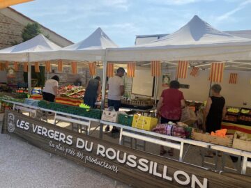 L'étal les Vergers du Roussillon au marché de Tresserre.