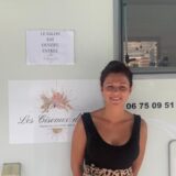 Les Ciseaux d'Or - Pauline Kittel à Tresserre devant son salon itinérant