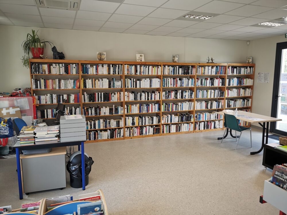 Bibliothèque municipale de Tresserre. La salle et les rayons avec des livres.