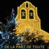 A l'arrière-plan, l'église Saint Saturnin de Tresserre éclairée de nuit. Au premier plan la sapin de Noël habillé de ses guirlandes lumineuses.