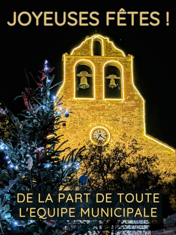 A l'arrière-plan, l'église Saint Saturnin de Tresserre éclairée de nuit. Au premier plan la sapin de Noël habillé de ses guirlandes lumineuses.