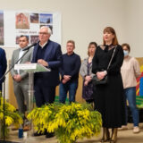 Michel Thiriet, maire de Tresserre prononce son discours des vœux entouré de ses adjoints, Jean-Baptiste Trilles, Stéphanie Planes, Darren Rigby et des membres du conseil municipal.