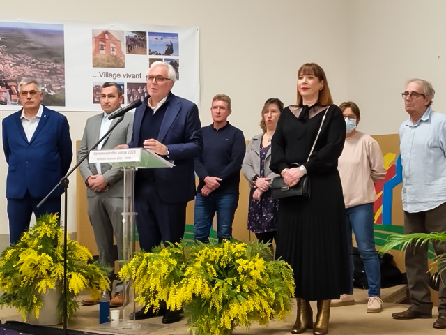 Michel Thiriet, maire de Tresserre prononce son discours des vœux entouré de ses adjoints, Jean-Baptiste Trilles, Stéphanie Planes, Darren Rigby et des membres du conseil municipal.