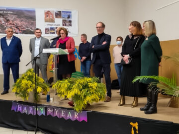 Hermeline Maleherbe, Présidente du Conseil départemental des Pyrénées Orientales s'exprime lors de la cérémonie des vœux, entouré de Thierry Voisin, Michel Thiriet, maire de Tresserre, ses adjoints, Jean-Baptiste Trilles, Stéphanie Planes, Darren Rigby et des membres du conseil municipal.