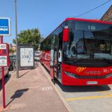 Un bus de ligne numéro 571 Lio à l'arrêt de bus "Lotissement" à Tresserre.