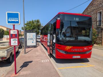 Un bus de ligne numéro 571 Lio à l'arrêt de bus "Lotissement" à Tresserre.